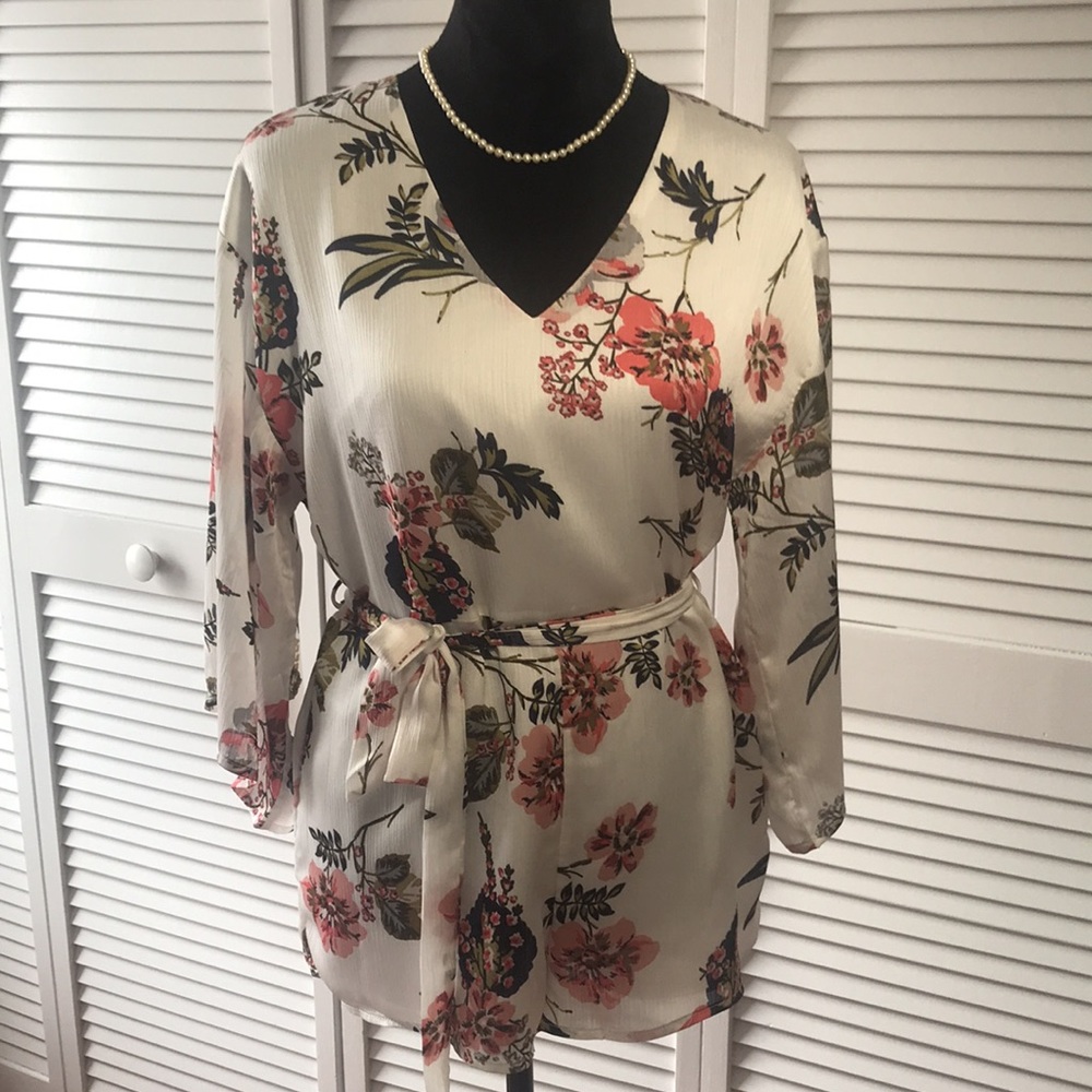 Shorts Romper with tie waist. . Medium. Flowers on a cream background. New.